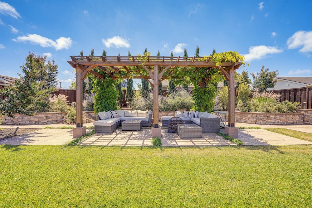 Private Zen Garden + Fireplace: Chic Hayward Oasis