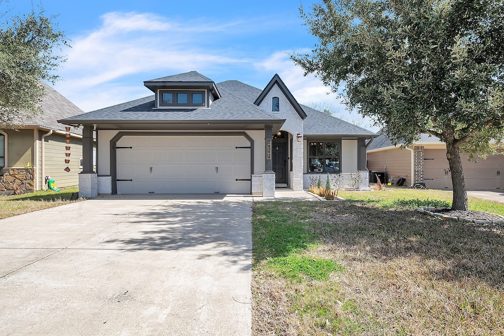 Relaxing College Station Retreat With Hot Tub 3 Bedroom Home
