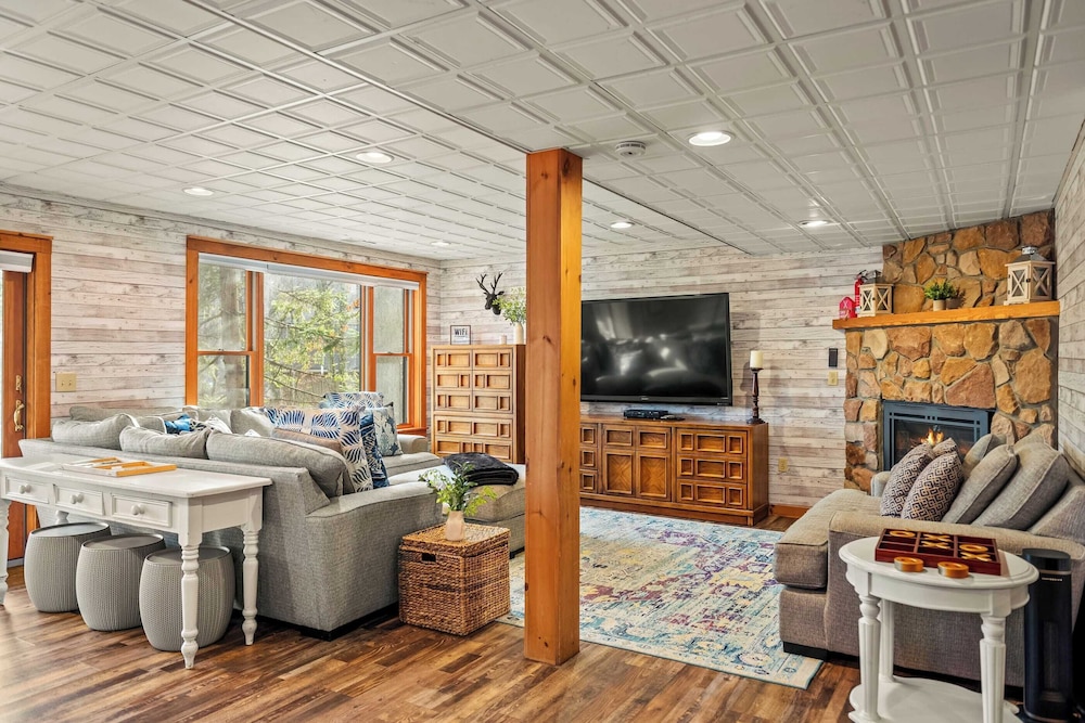 Mountain Escape With Game Room, Balcony & Stunning Views in the Poconos Christina