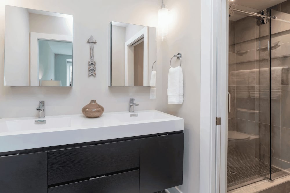 Luxe 4bdr w/ Balcony & Parking, 10 Mins to Broadway 9th Avenue by Avantstay