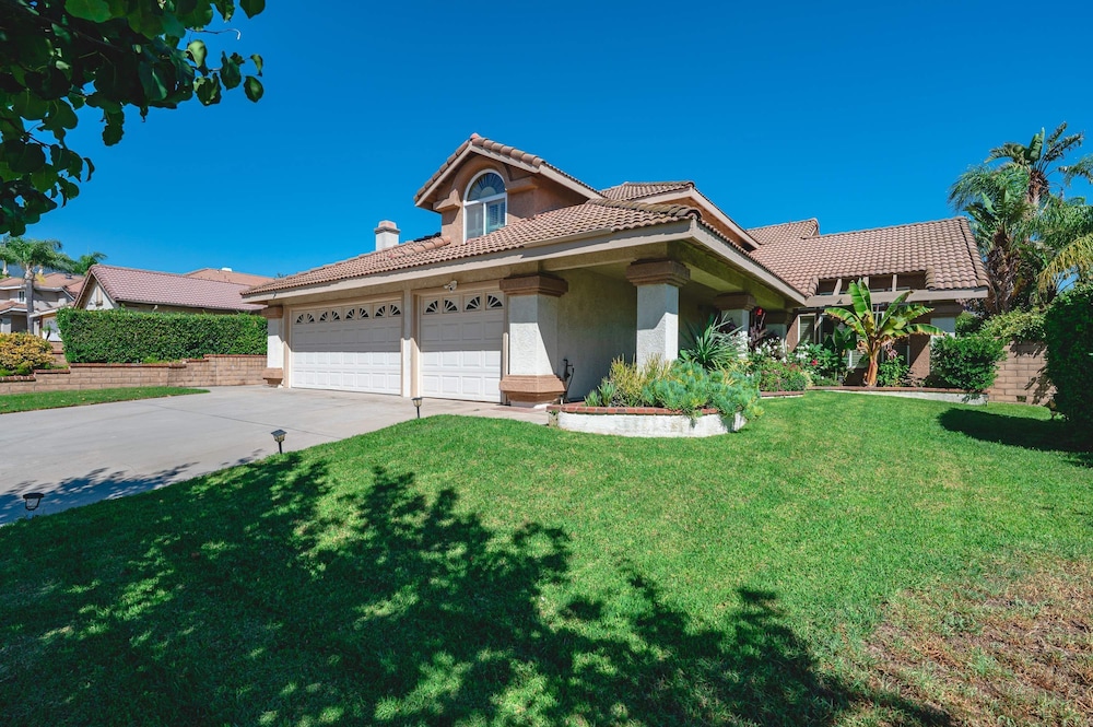 Near ONT Spacious 4BR Family Retreat Safe Area