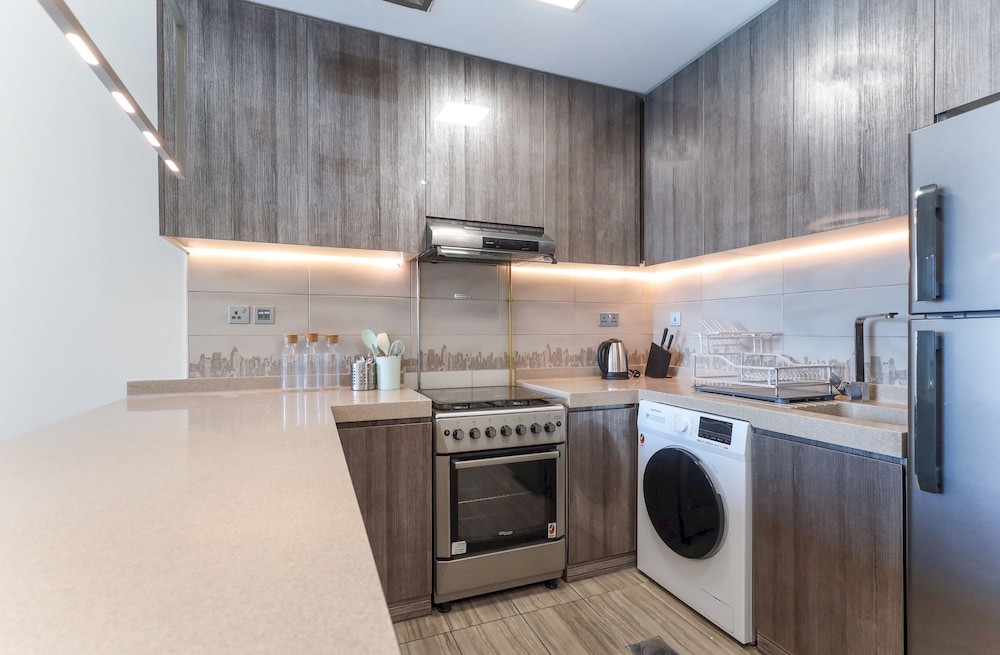 Elite LUX Holiday Homes - Stunning Lake View 1bhk Retreat in JLT Dubai