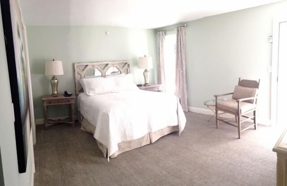 Carriage House Inn