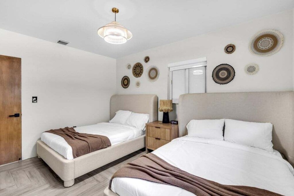 4br Biscayne River Home: Pool & Pickleball Fun 4 Bedroom Home
