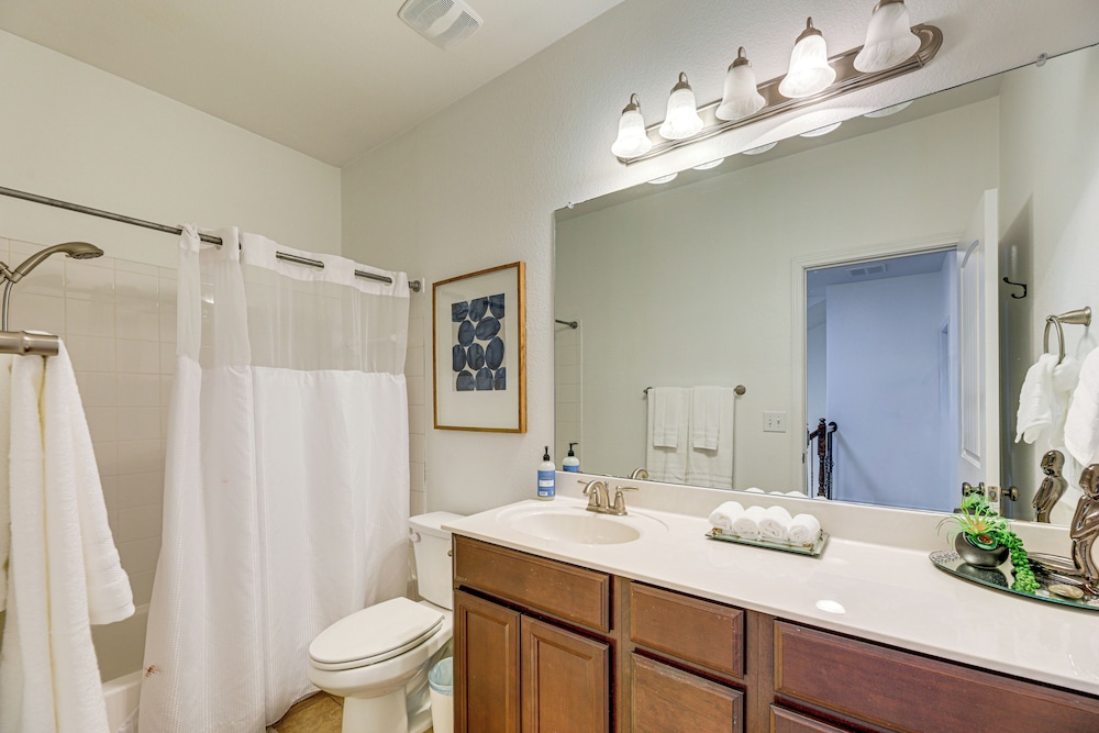 5 Mi to Lake Travis: Pet-friendly Home w/ Yard!