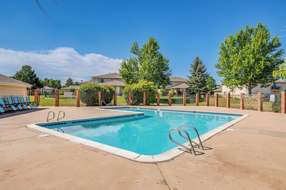 Explore Red Rocks & Green Mtn: Townhome w/ Pool!