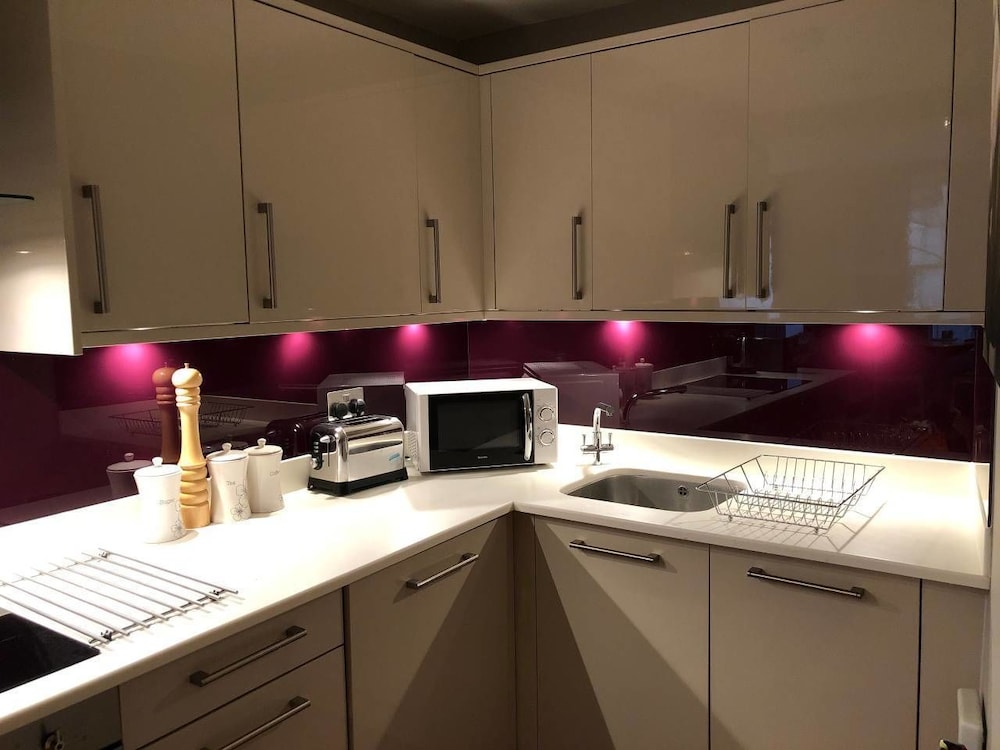 JOIVY Super Central Luxury Edinburgh Apartment view 2