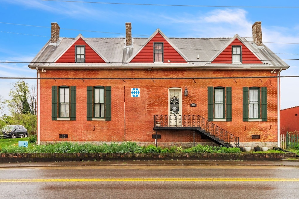 Dickinson Room by Main Street Bed & Breakfast view 5