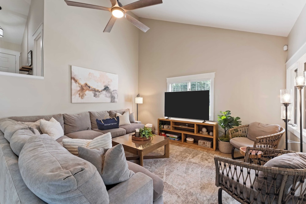 Lake Norman Waterfront Home w/ Covered Porch, Sunset Views & Easy Access to Dining, Shopping & Uptown Charlotte Adventures Sunsets on Shoreline