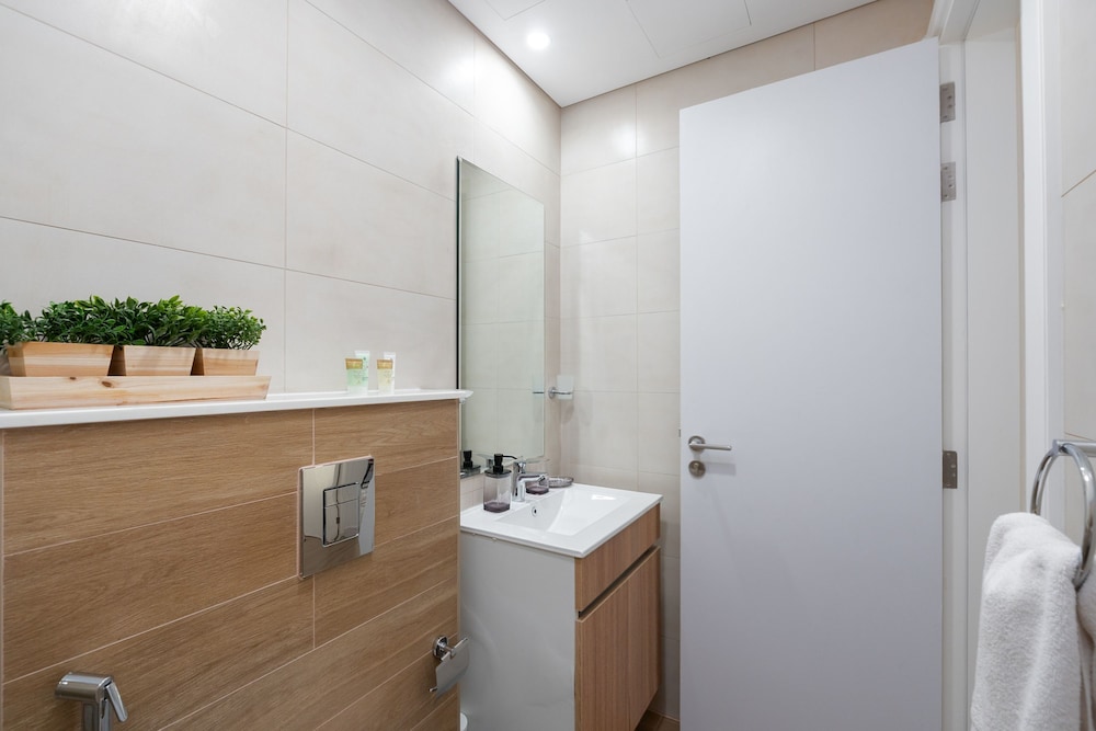 Urban 1BR in Masdar City w Pool View Balcony