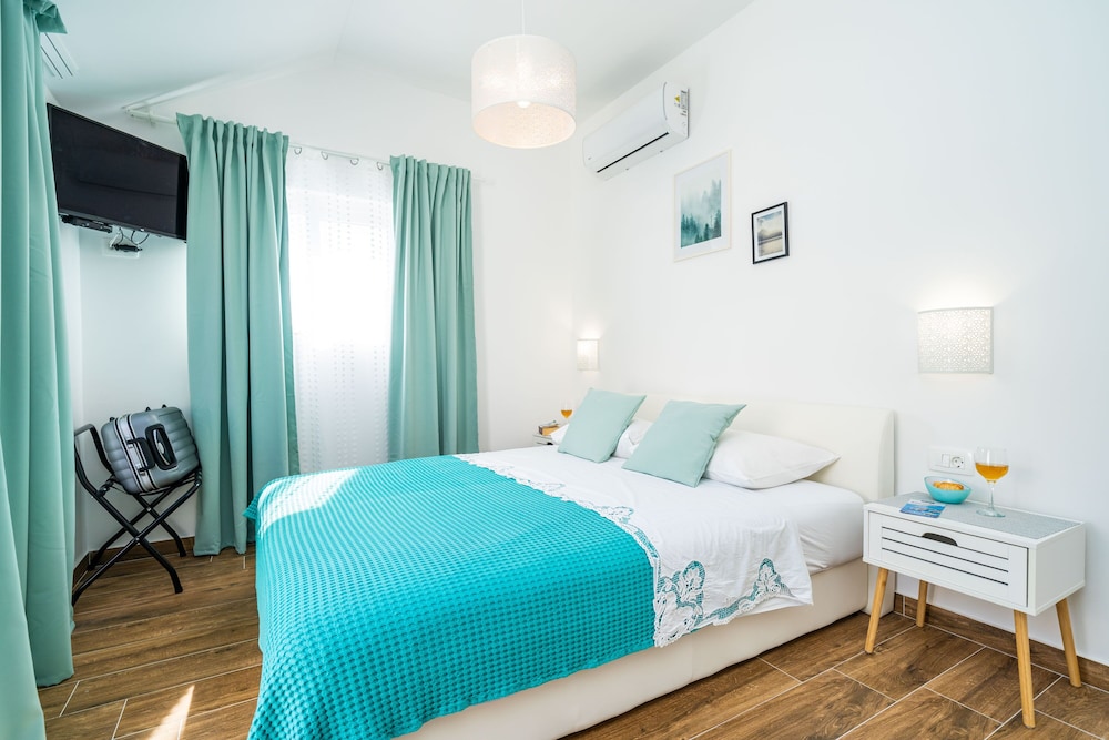 Jele Rooms