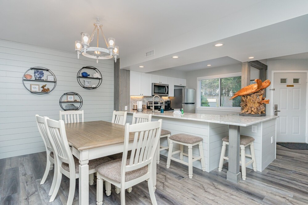 Completely Remodeled And Open 18c Richmond Park 2 Bedroom Villa view 3