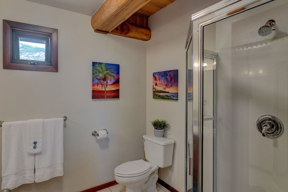 Hale Anuenue Nuku - The Rainbows End 3 Bedroom Home by RedAwning view 3