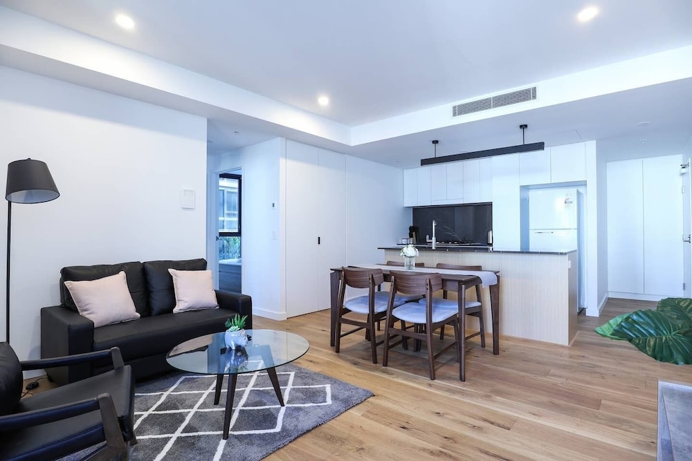 Stylist 2 Bedrooms Apartment With Pool/gym/parking view 3