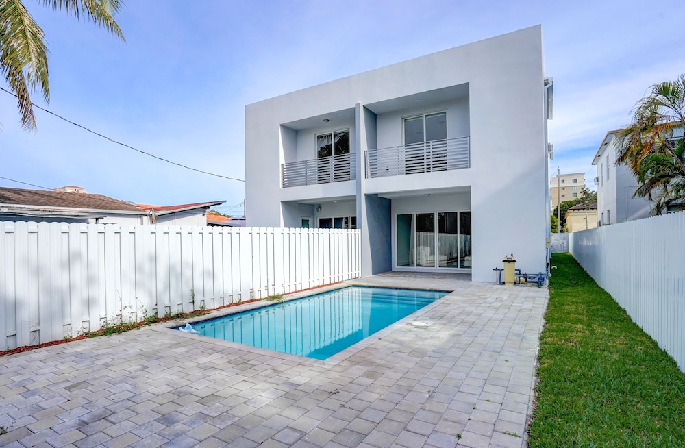 4BR Pool Townhome Duplex by Jos17 view 4