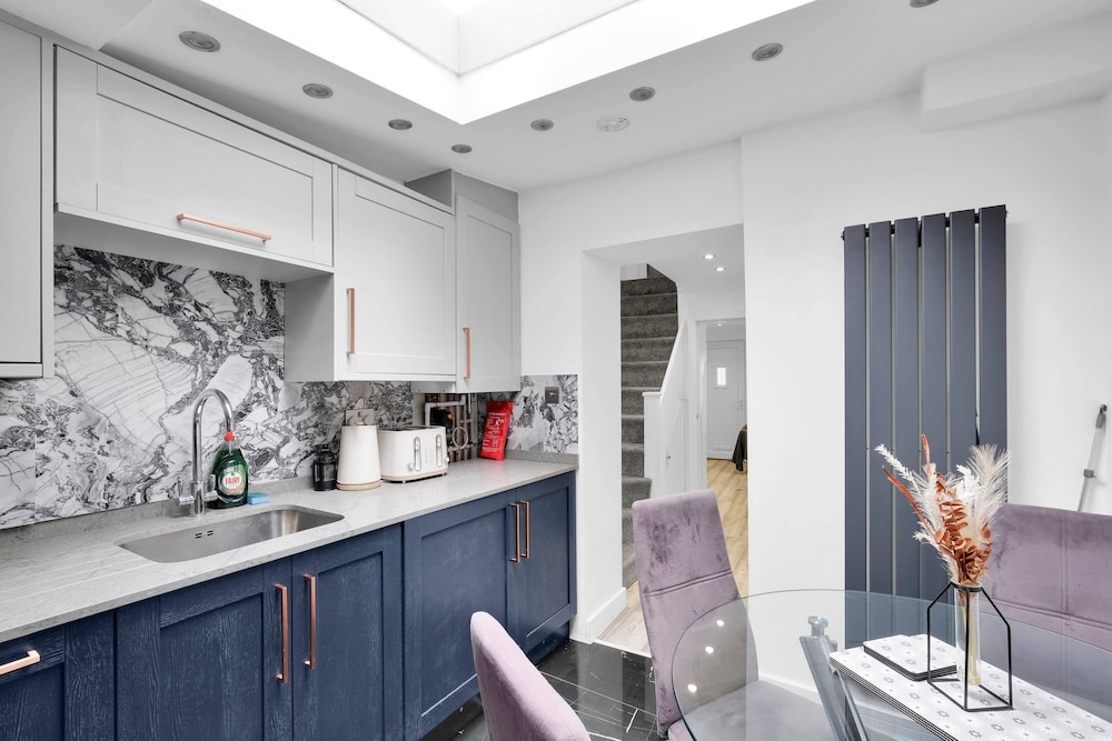 Newly Refurbished 2 Bed Hse Town Centre