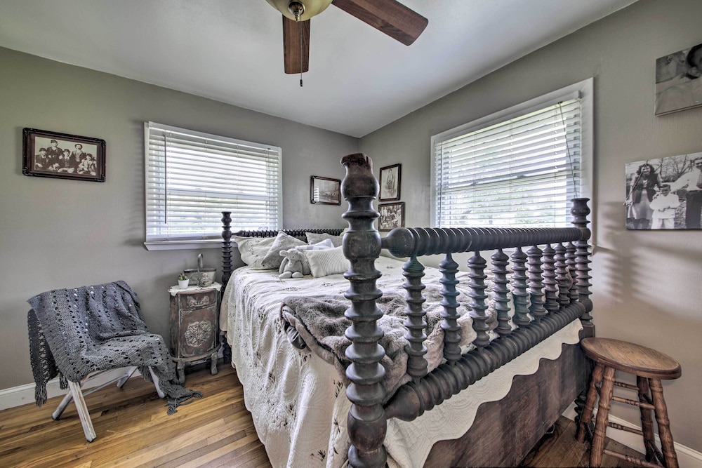 Traditional Country Home in De Soto w/ Yard! - Property Image 20