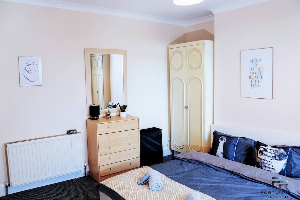 Beautiful 5-bed House Roker Beach view 4