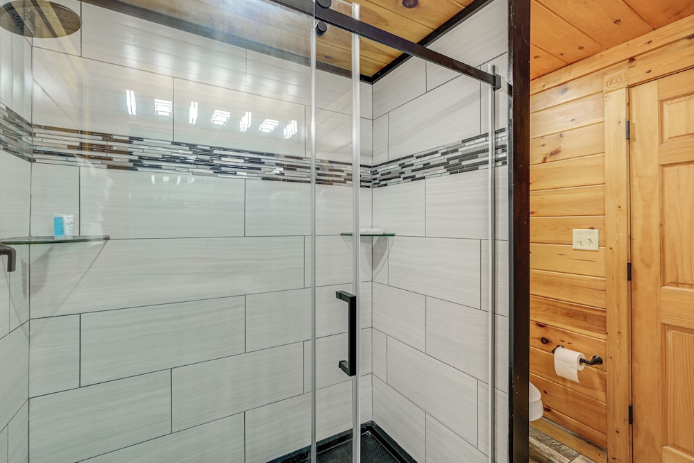 1 Mi to Dtwn Gatlinburg: Hot Tub Haven in Smokies!