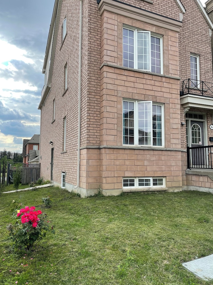 Room around York University Subway - Image 1