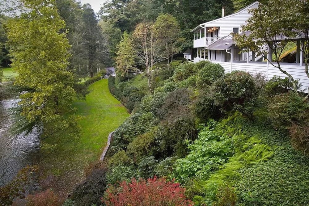 Riverfront Sanctuary Your Mountain Getaway