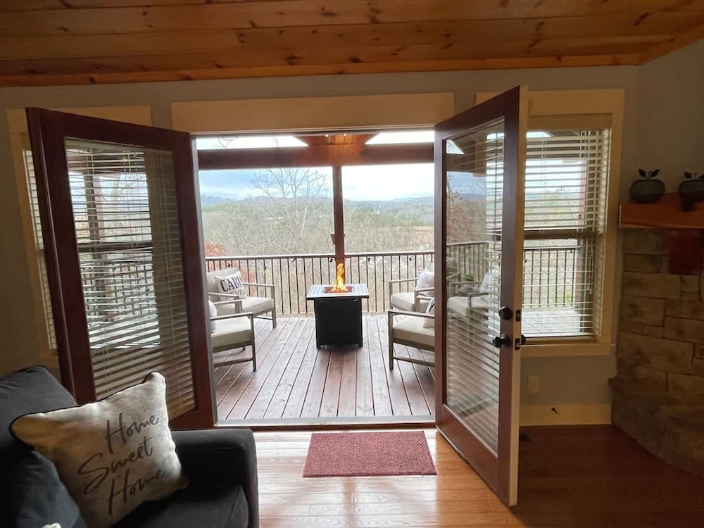 Gorgeous Blue Ridge Views Spacious Retreat With spa