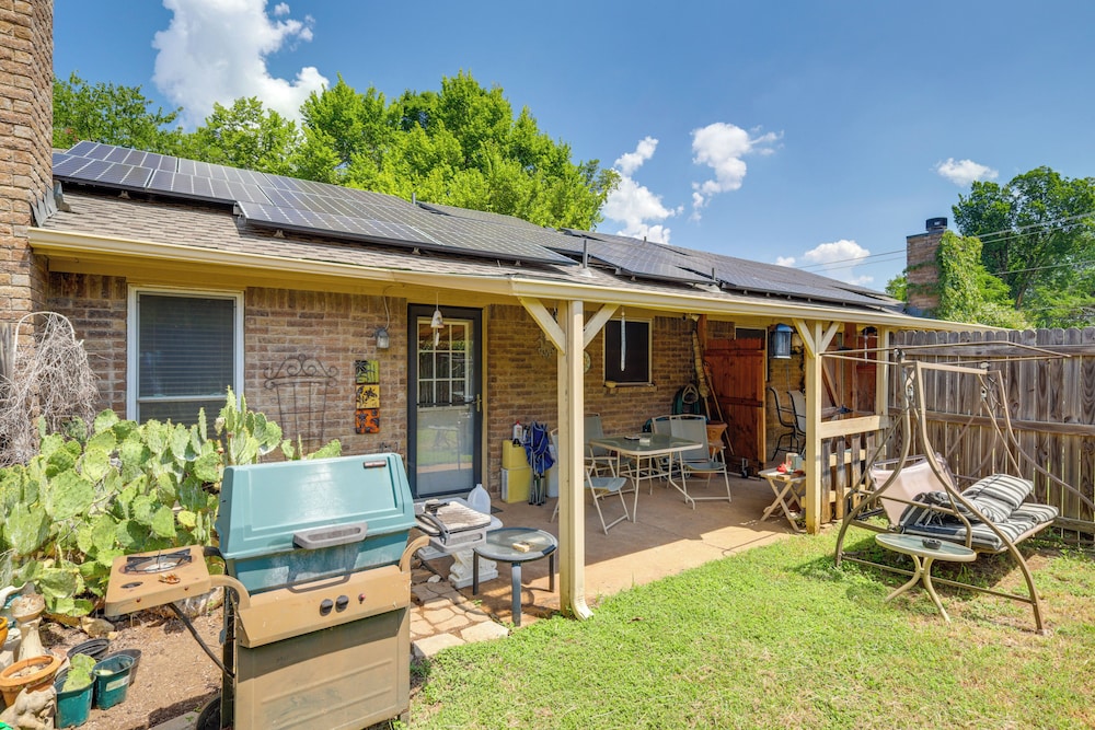 4 Blocks to At&t Stadium: Home w/ Bbq-ready Yard!