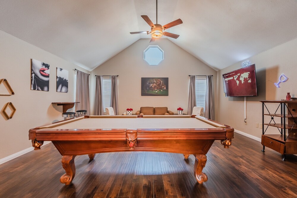 Discount Included! Stunning, Modern, Spacious Getaway Fits Any Group, 2 Game Rooms, Hot Tub 5 Bedroom Home by Redawning - Property Image 25