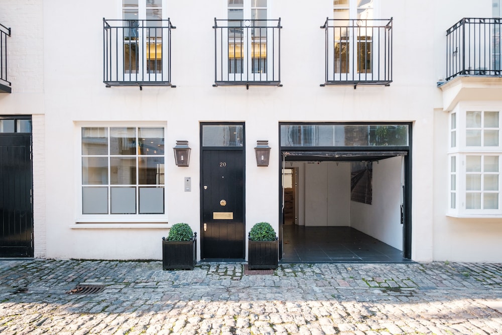 Luxury Home with 3 Bed 2 Bath in London