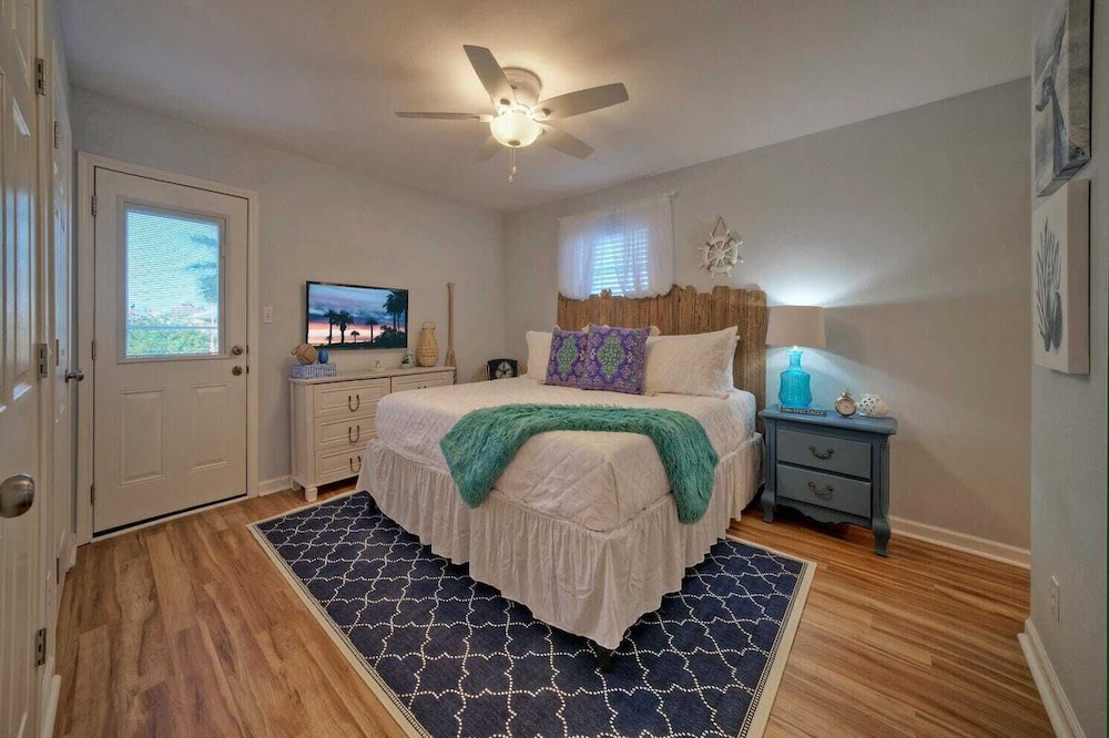 Sleeps 22 2 Homes w/ Private Pool, Game Room, Nature Views 7 BDR Avantstay