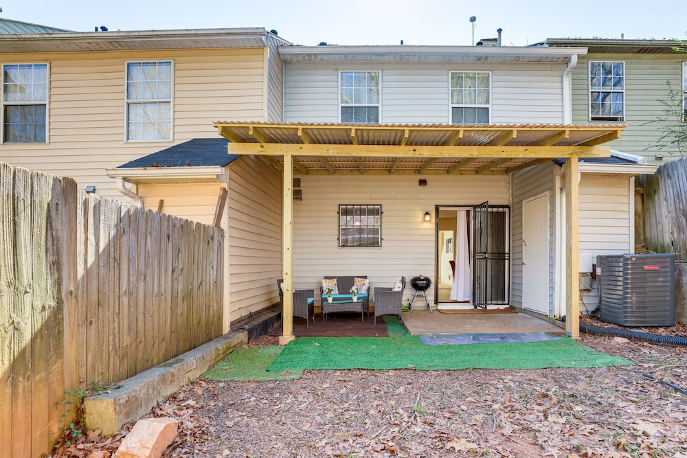 Georgia Townhome - 3 Mi to Stone Mountain Park! view 3