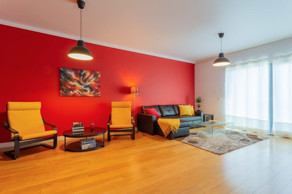 Spacious Lisbon Haven w Lift Garage