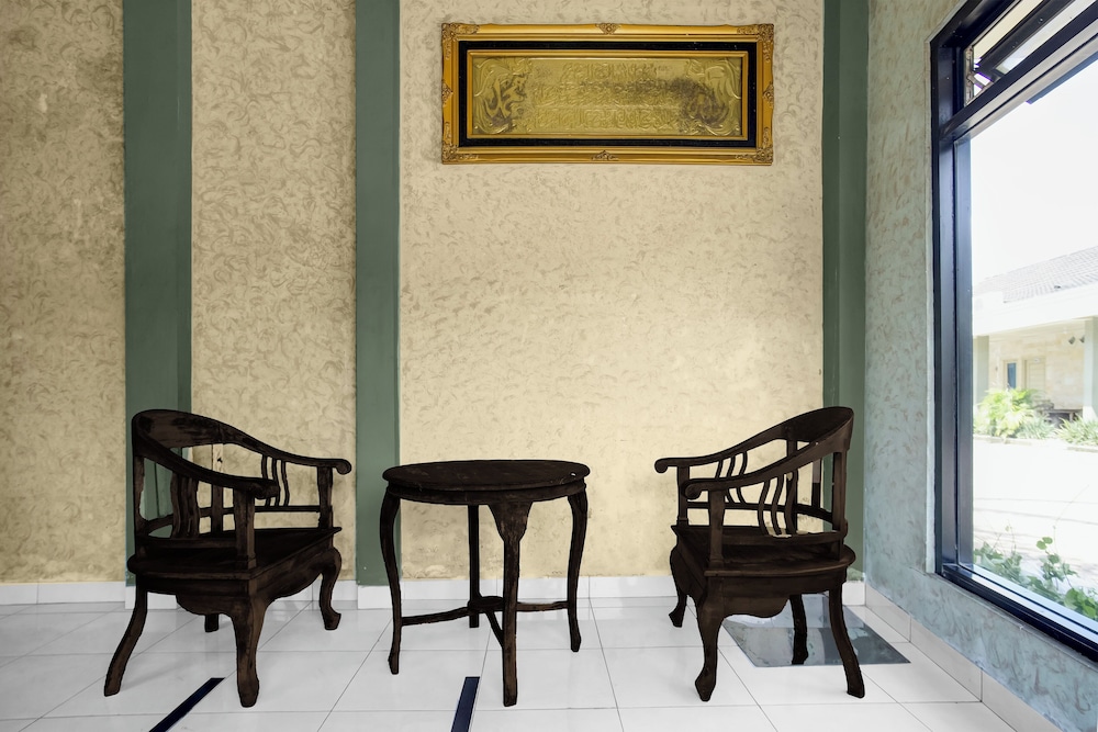 Hotel O near Universitas Widya Dharma