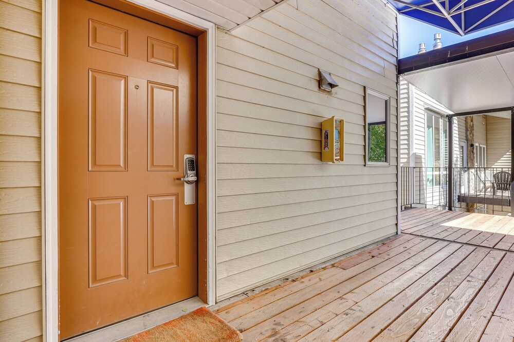 Walk to Ski Lift & Hiking: Granby Ranch Condo!