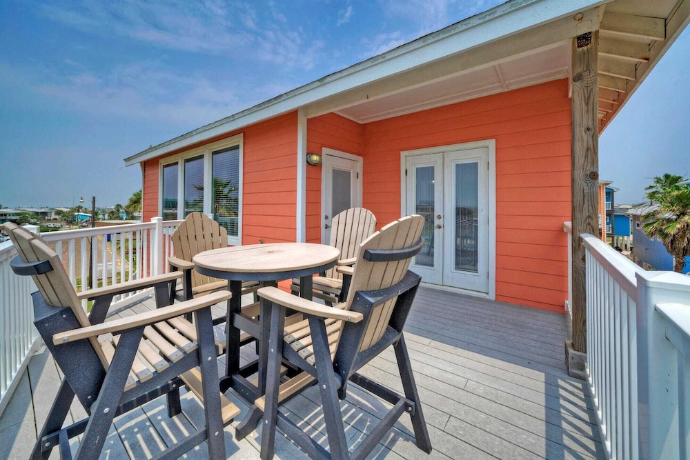 Beach Boardwalk, Pool Access & Ocean Views Coral Reef by Avantstay
