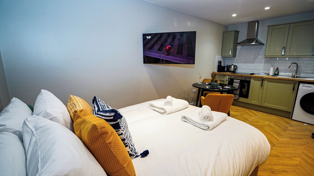 E2M Wisteria House Heathrow Free Parking view 4
