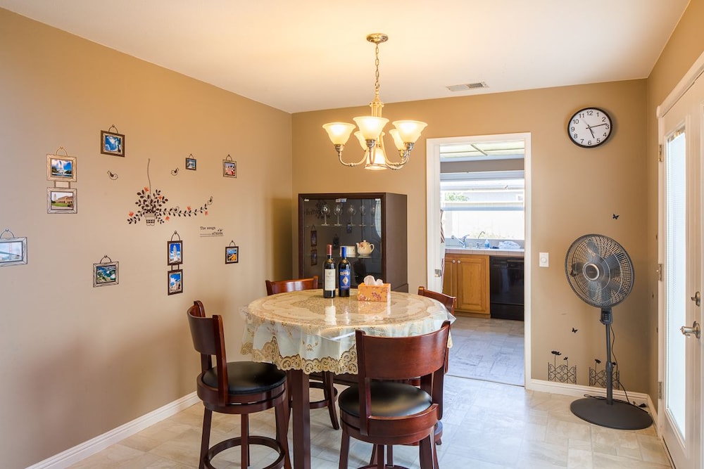 Newark Vacations - Sunny and Elegant Villa - Property Image 18