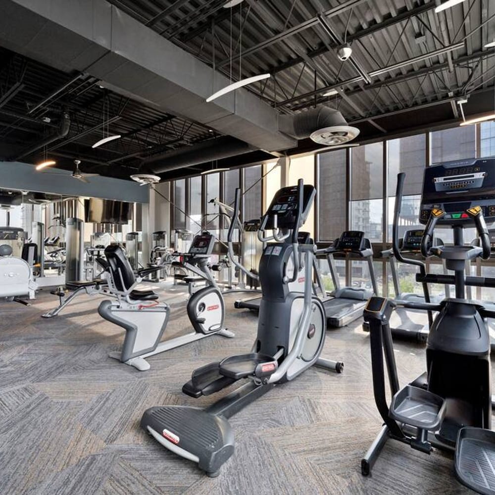 Sleek 2 Bed 2 Bath Condo in Trendy Fulton Market