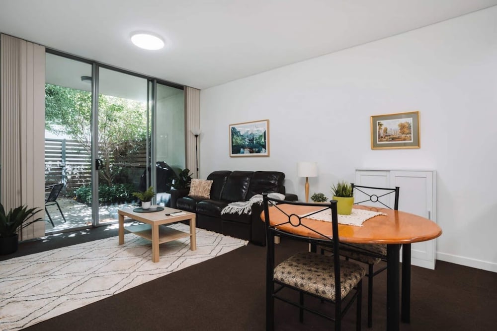 Comfy 1-bed With Spacious Courtyard & Parking