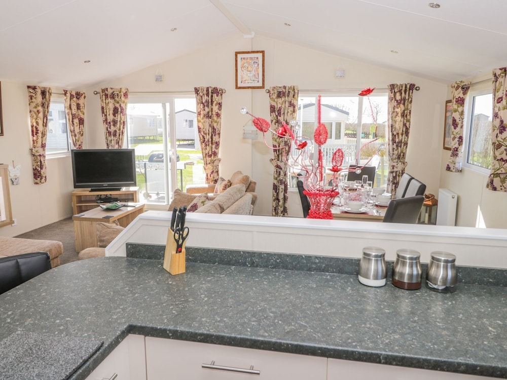 Superb Detached Lodge Located on Skipsea Sands view 5