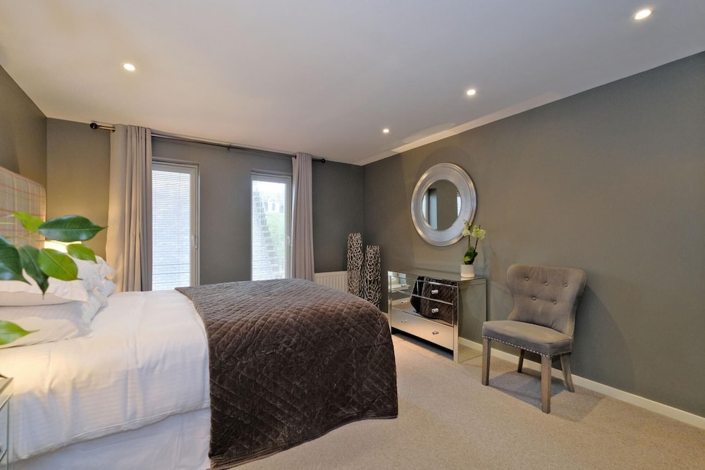 Deluxe Three-bedroom Home in the Sought-after West End Area of Aberdeen view 5