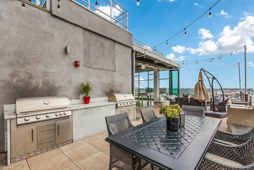 Stylish Deluxe 1BR At HWH by Oneluxstay