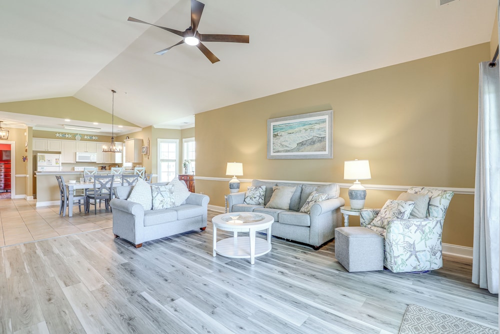 Golf Course View, Pool Access: Myrtle Beach Condo!