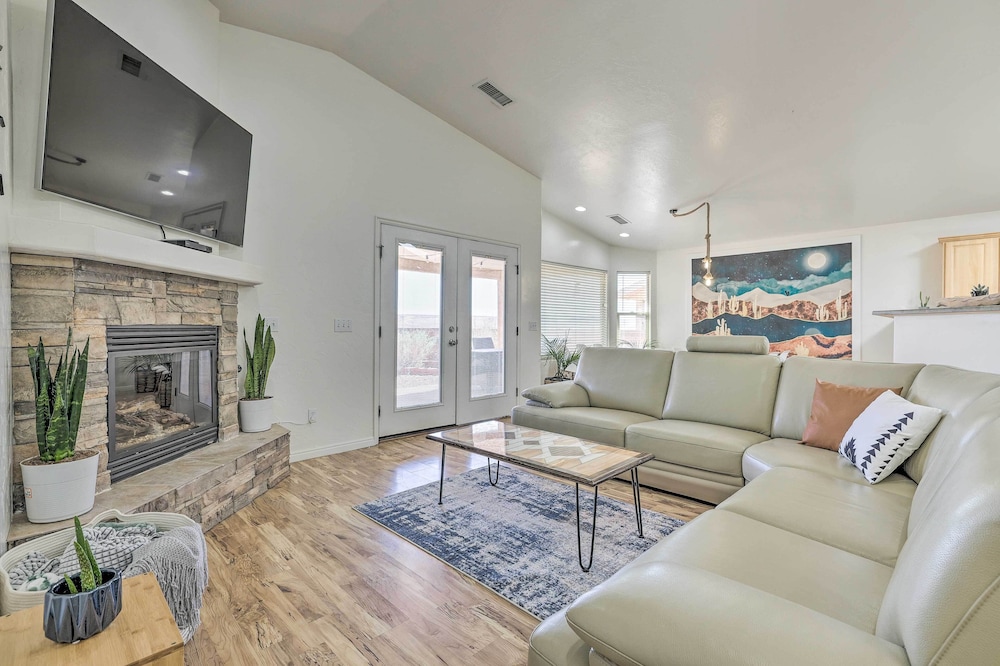 Page Vacations - Modern Page Retreat w/ View, 9 Mi to Wahweap Beach - Property Image 1