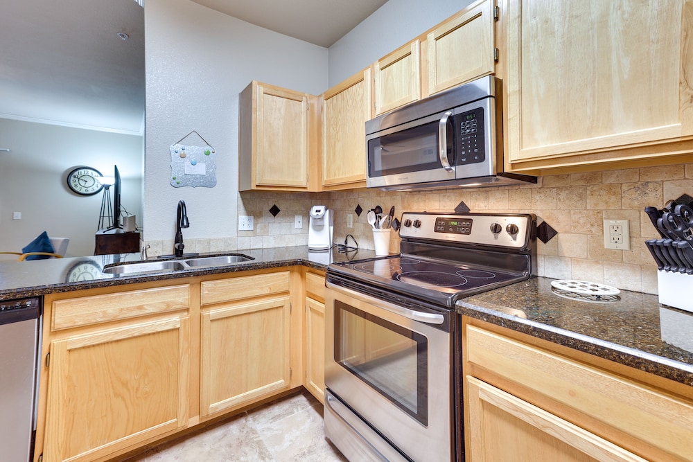 Walk to Papago Park: Central Phoenix Condo