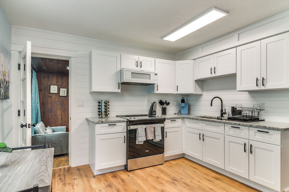 Pinellas Park Home: Swim, Golf, Grill & More!