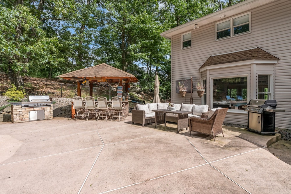 Cozy Family Retreat With Great Views and Game Room