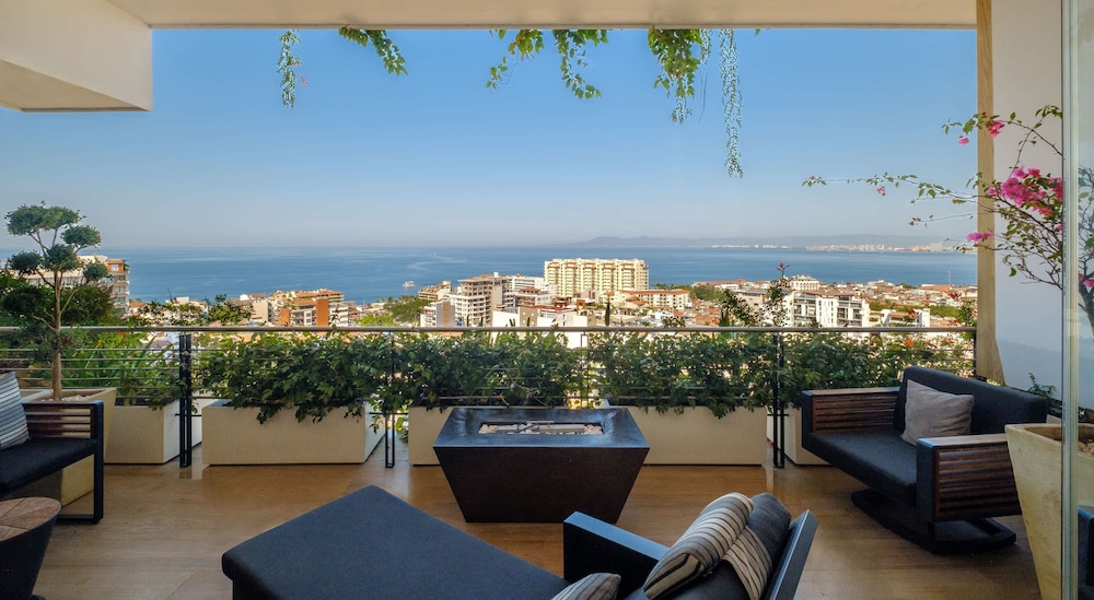 Condo With Balcony - Rooftop Pool With Ocean View
