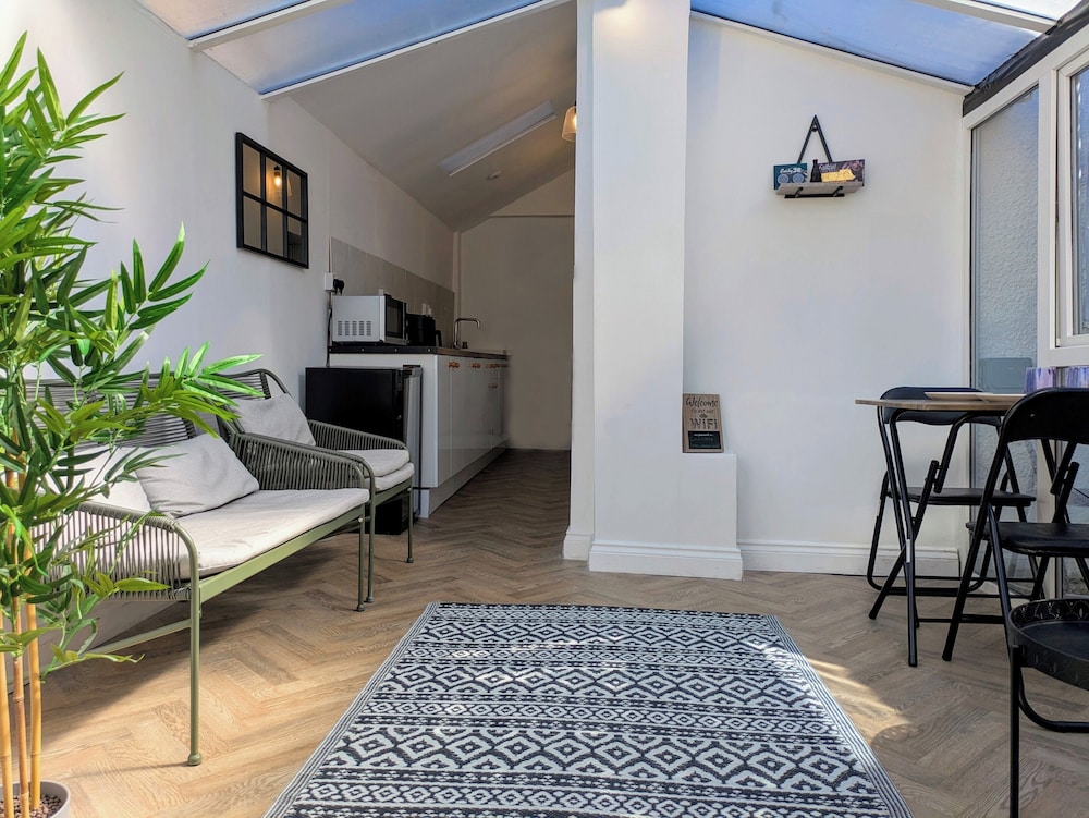 1-bed Retreat - Hot Tub, Private Garden & Bbq