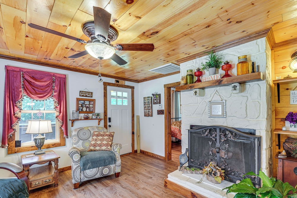 Riverfront Cabin - 6 Mi to Great Smoky Mtns NP!